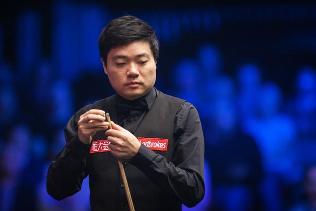 她再用正手 她再用正手